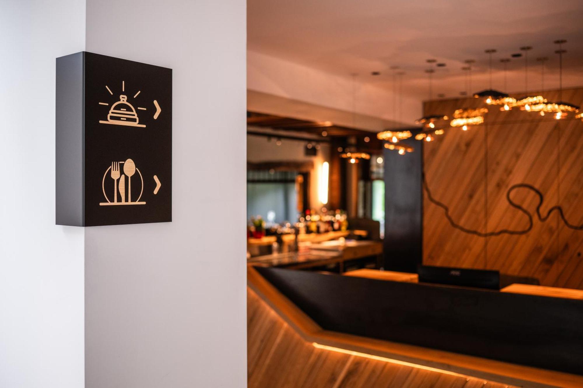 Hostellerie La Claire Fontaine, Logis Hotels & Spa ラ・ロシュ・アン・アルデンヌ エクステリア 写真