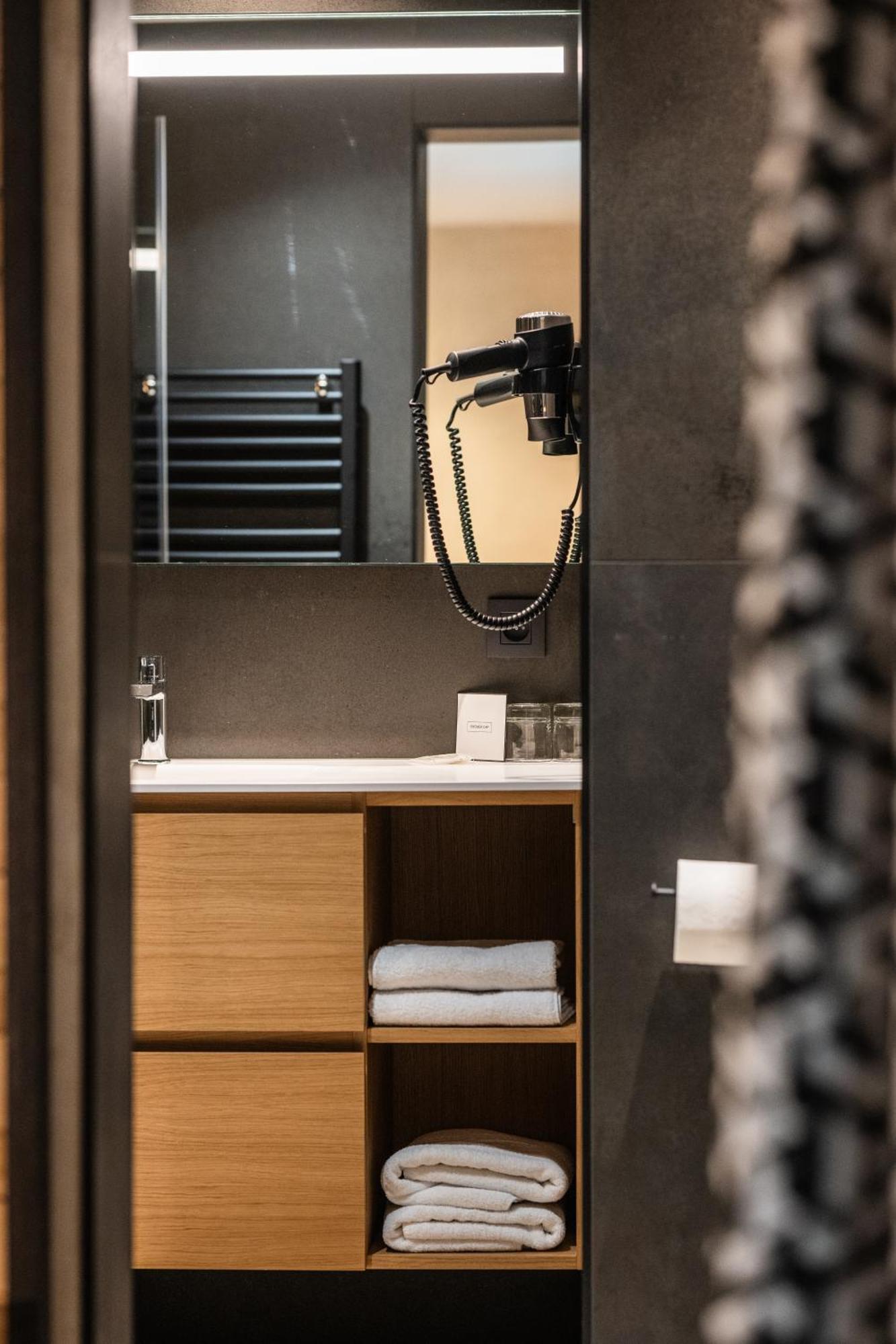 Hostellerie La Claire Fontaine, Logis Hotels & Spa ラ・ロシュ・アン・アルデンヌ エクステリア 写真